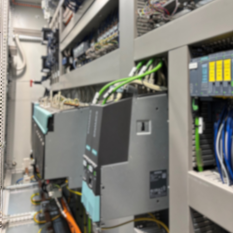 Antriebstechnik und Motion-Control Detailansicht eines komplexen Maschinenbauteils/ Elektromotor mit bunten Kabeln und Metallgittern.