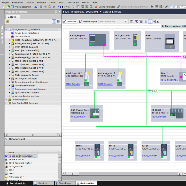 SPS Programmierung & Softwareentwicklung Laptop mit offenem Code-Editor und einer Tasse im Hintergrund.